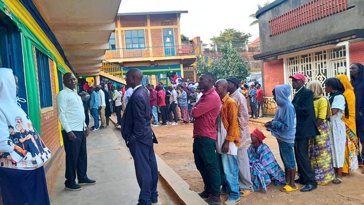Citizens lining up to vote in Rusizi District